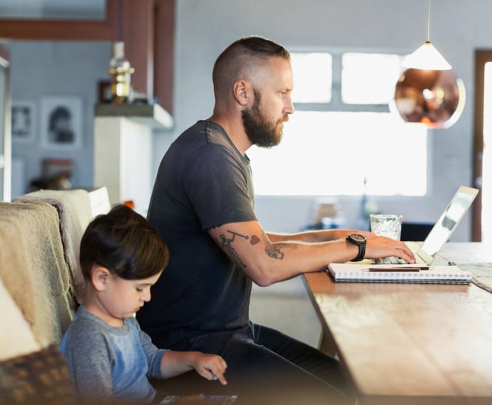 Un padre y un hijo utilizan tecnologías