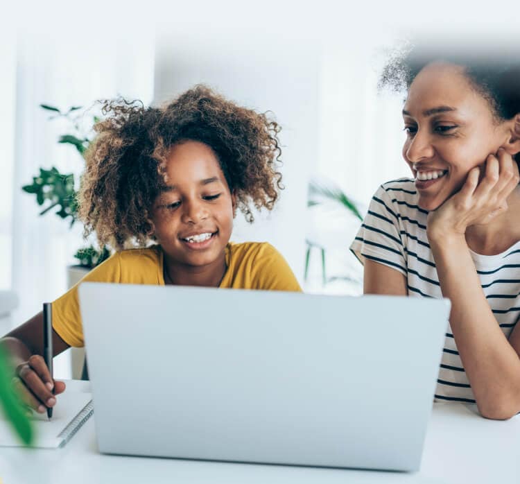 Madre e hija utilizan el ordenador portátil iniciando Norton Family