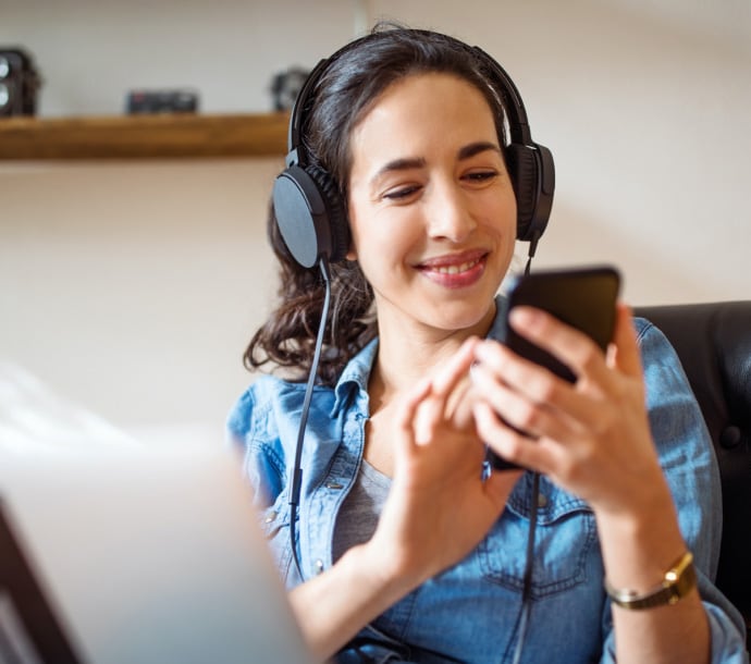 Mujer que sonríe escuchando música Ultimate Help Desk