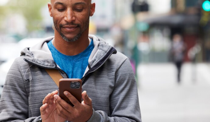 Un hombre que mira su teléfono móvil