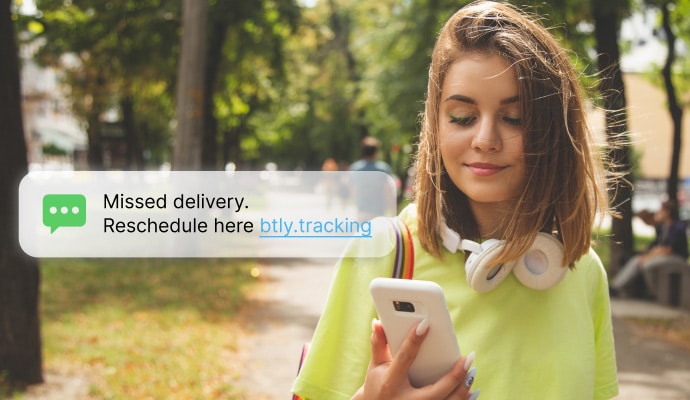 Protección de mensajes de texto y llamadas: una mujer comprueba los mensajes de su teléfono